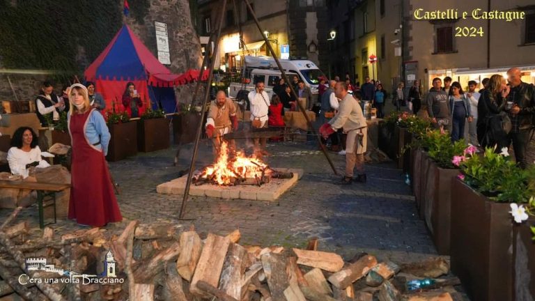 Rievocazione storica medievale con costumi d'epoca castelli e castagne