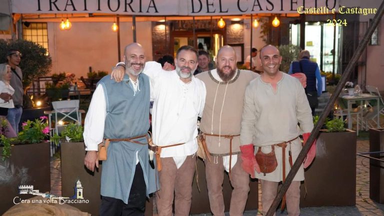 Rievocazione storica medievale con costumi d'epoca castelli e castagne