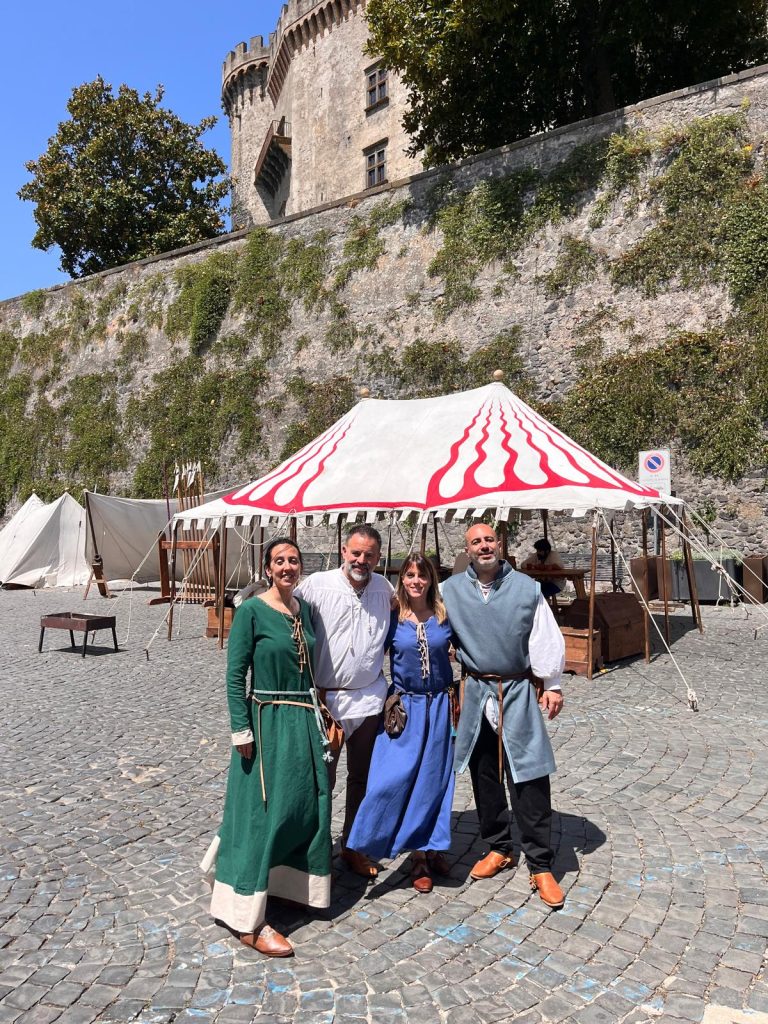 Rievocazione storica medievale con costumi d'epoca